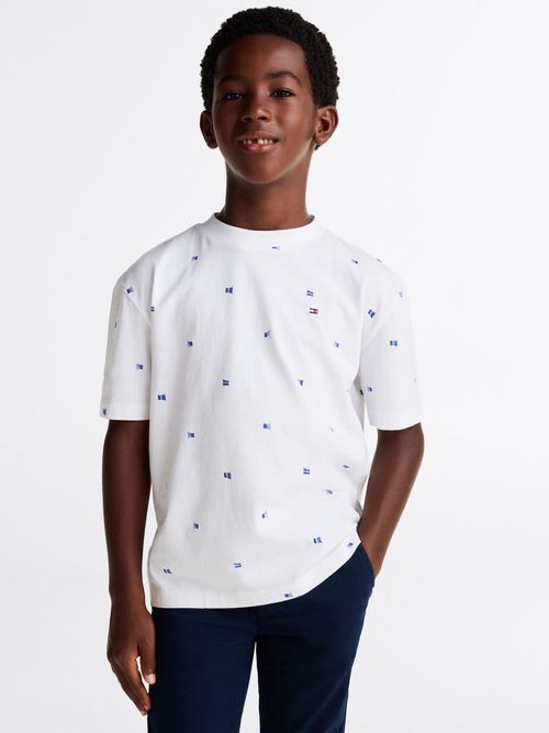 Camiseta-con-estampado-de-banderitas
