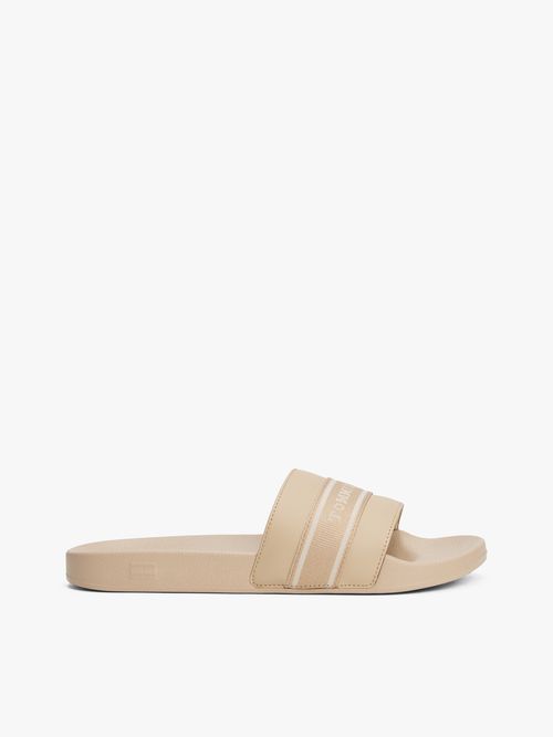 Chancletas-con-inscripcion-en-tiras
