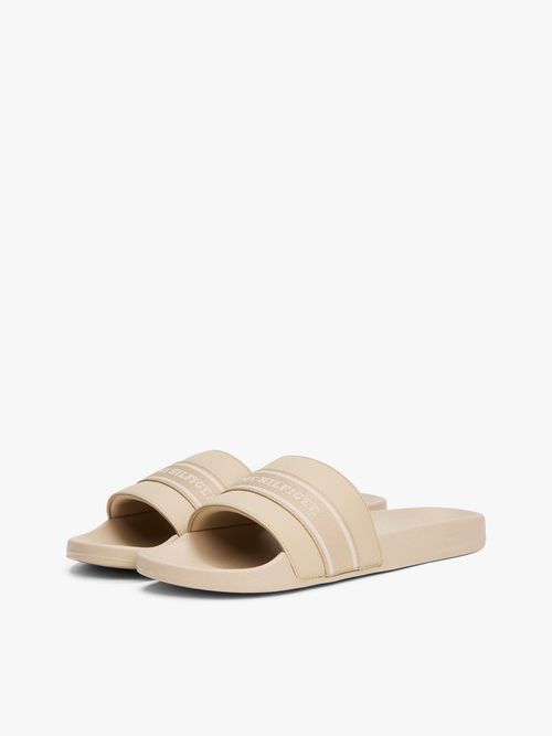 Chancletas-con-inscripcion-en-tiras