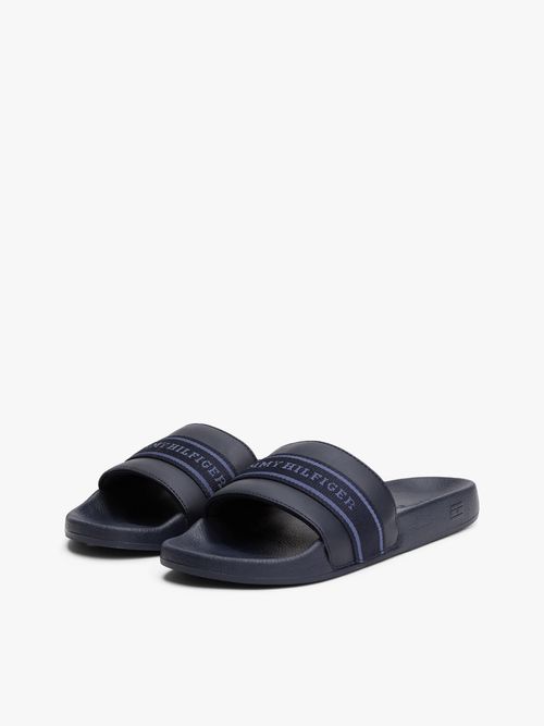 Chancletas-con-inscripcion-en-tiras