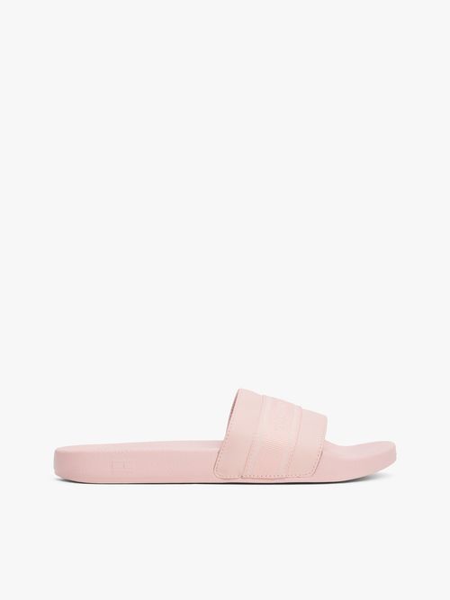 Chancletas-con-inscripcion-en-tiras
