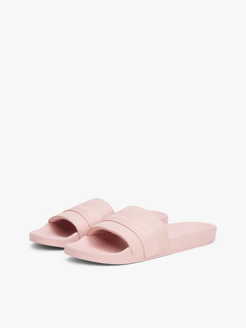 Chancletas-con-inscripcion-en-tiras