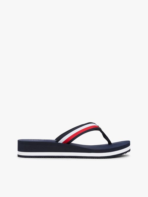 Chancletas-de-cuña-con-tiras-distintivas