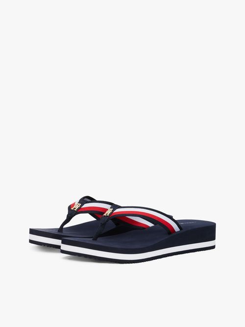 Chancletas-de-cuña-con-tiras-distintivas