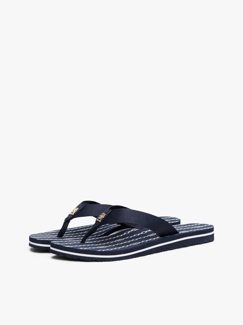 Chancletas-de-tiras-trenzadas-con-monograma-TH