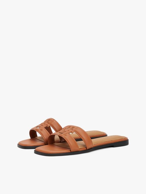 Mules-de-Cuero-con-monograma-TH