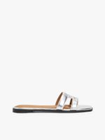 Mules-de-cuero-metalizada-con-monograma-TH