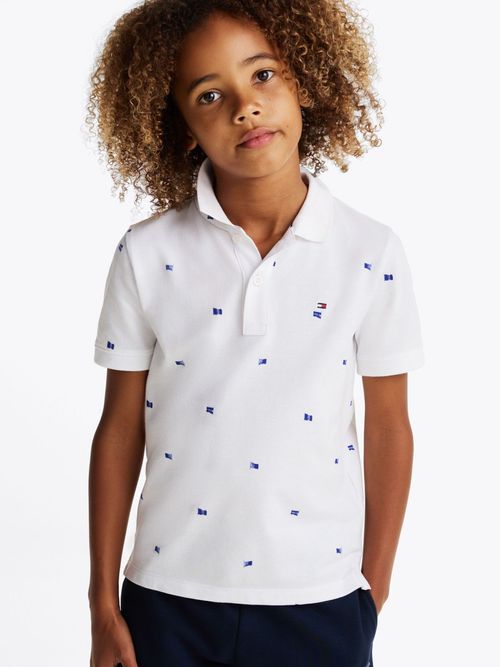 Polo-regular-con-estampado-de-banderitas