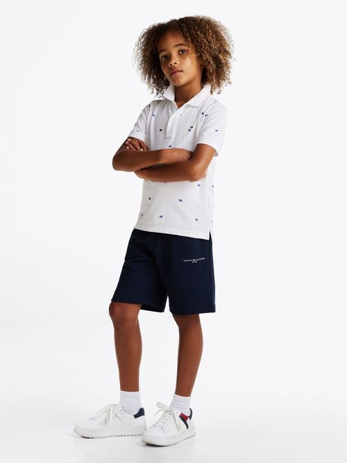 Polo-regular-con-estampado-de-banderitas