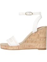 Sandalia-de-cuña-alta-con-logo