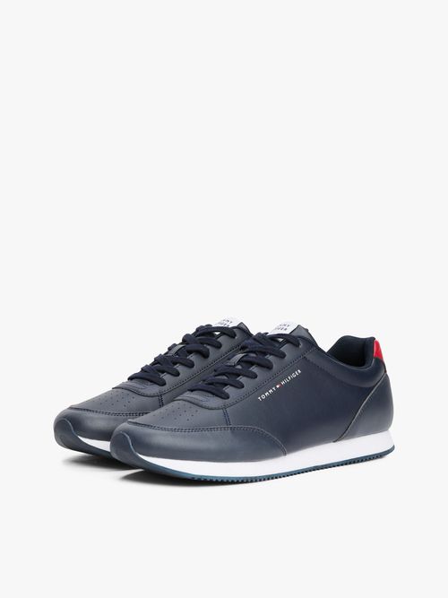 Zapatillas-con-logo-y-suela-dentada