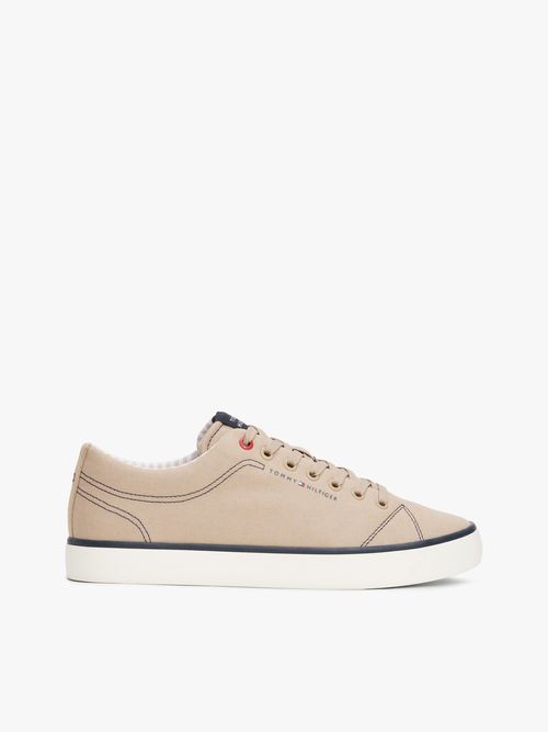 Zapatillas-con-parche-del-logo-y-pespuntes