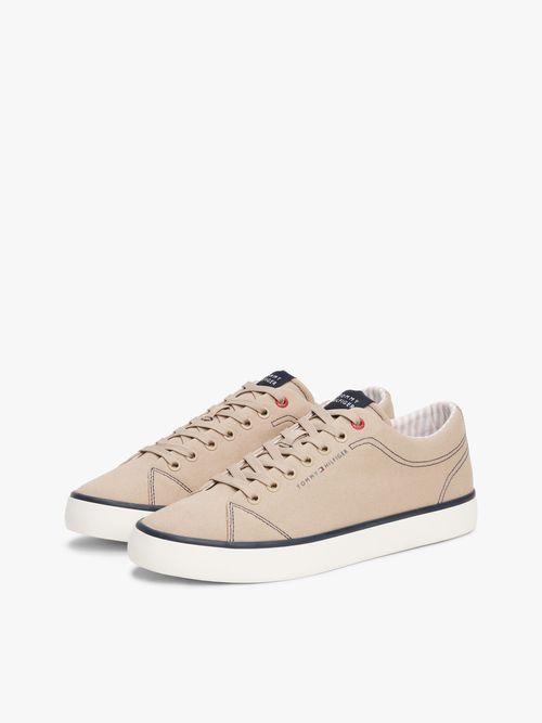 Zapatillas-con-parche-del-logo-y-pespuntes