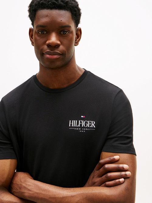 Camiseta-de-cuello-redondo-con-logo