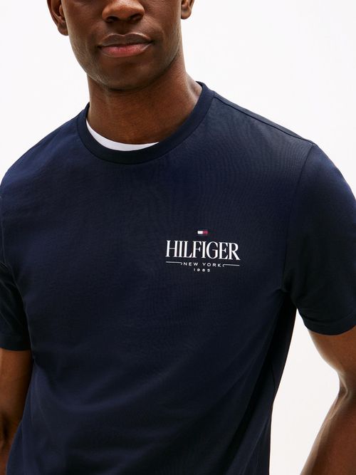 Camiseta-de-cuello-redondo-con-logo