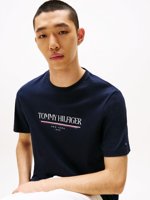 Camiseta-de-cuello-redondo-con-logo