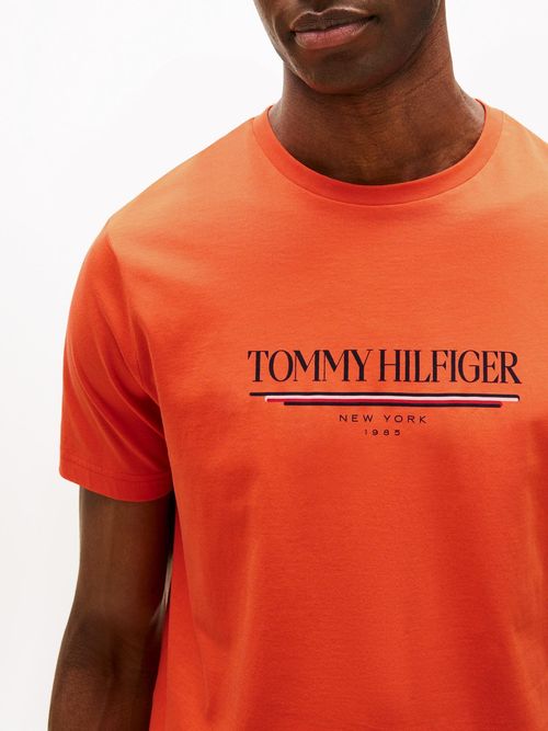 Camiseta-de-cuello-redondo-con-logo