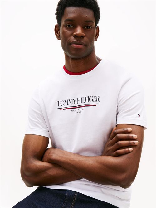 Camiseta-de-cuello-redondo-con-logo