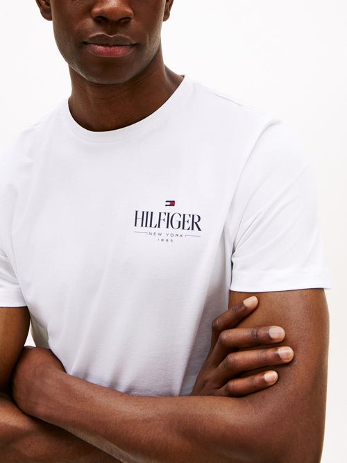 Camiseta-de-cuello-redondo-con-logo