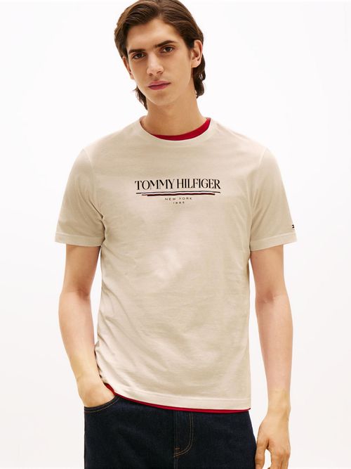 Camiseta-de-cuello-redondo-con-logo