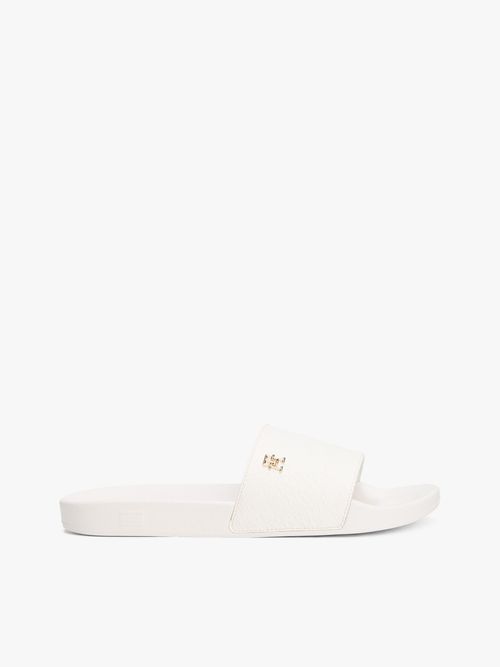 Chancletas-con-monogramas-TH-en-relieve