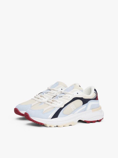 Zapatillas-con-suela-dentada-y-monograma