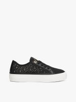 Zapatillas-de-malla-con-monogramas-bordados