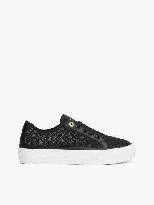 Zapatillas-de-malla-con-monogramas-bordados