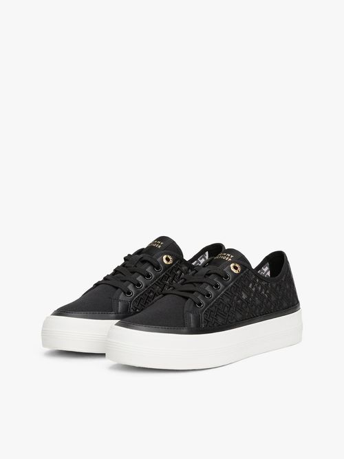 Zapatillas-de-malla-con-monogramas-bordados