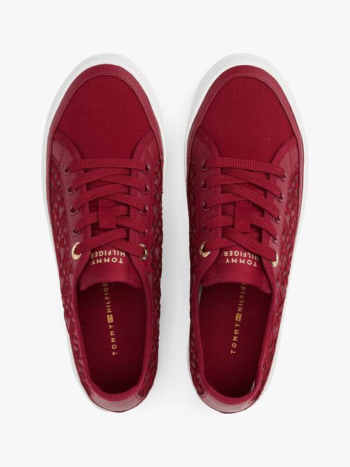 Zapatillas-de-malla-con-monogramas-bordados