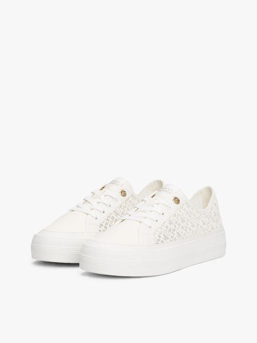 Zapatillas-de-malla-con-monogramas-bordados