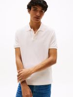 -polo-con-logo-de-monograma-TH-