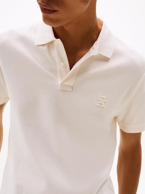 -polo-con-logo-de-monograma-TH-