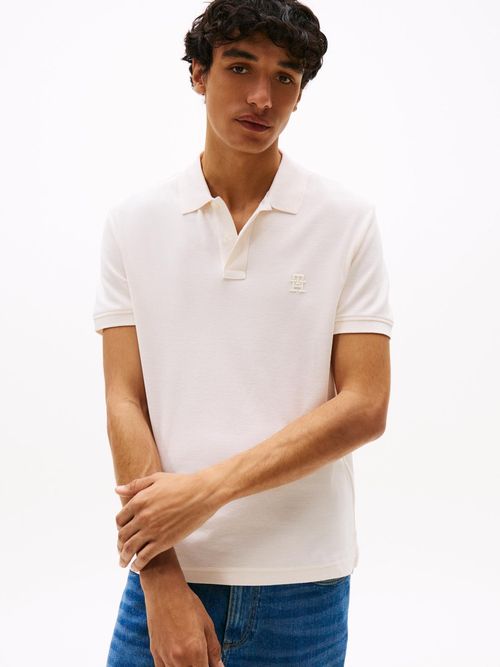 -polo-con-logo-de-monograma-TH-