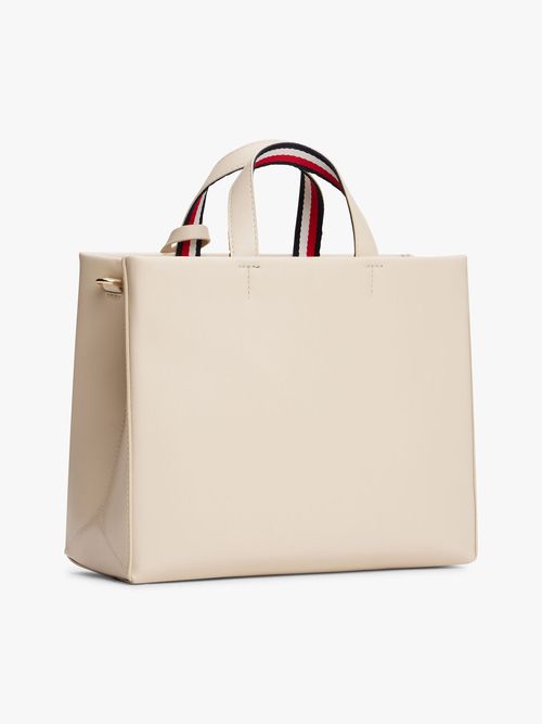 Bolso-tote-con-correa-cruzada-y-etiqueta