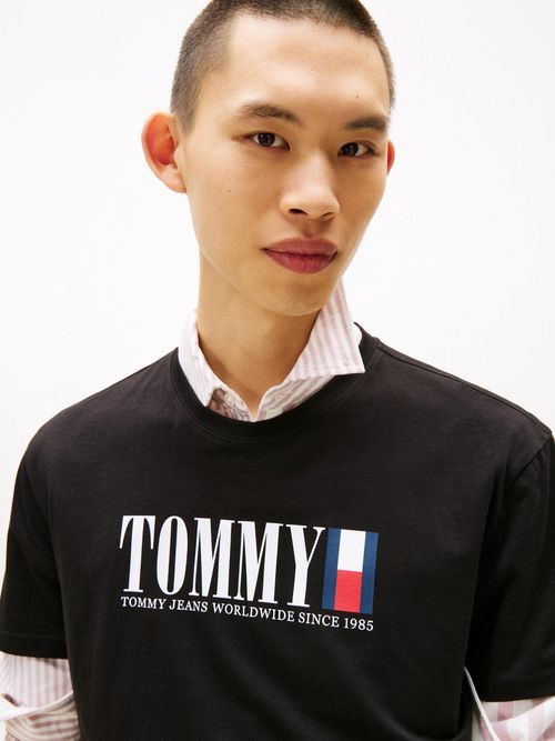 Camiseta-de-cuello-redondo-con-logo