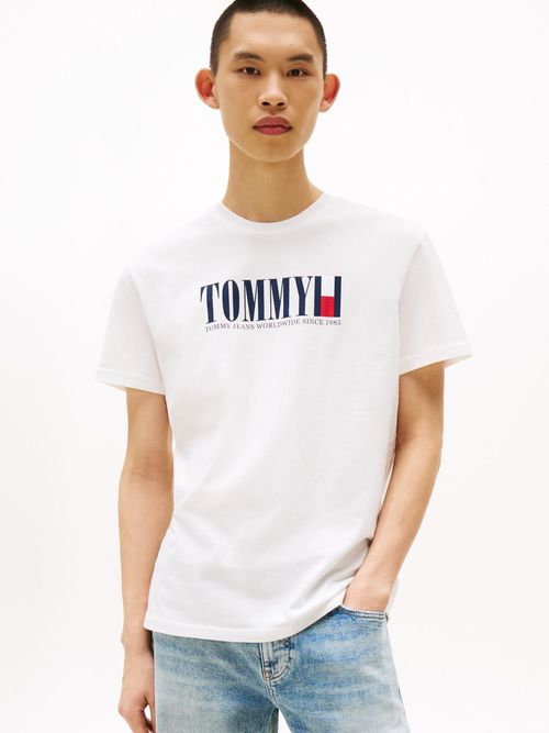 Camiseta-de-cuello-redondo-con-logo