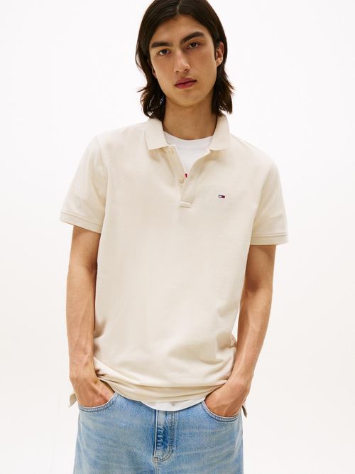 Polo-de-corte-slim-con-parche-con-logo