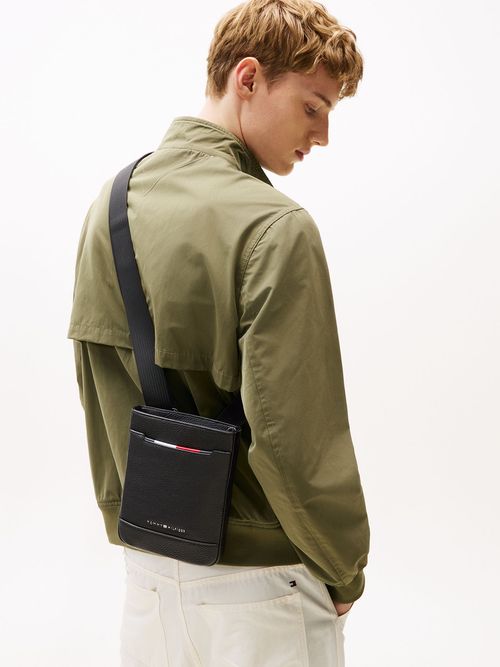 Bolso-cruzado-granulado-con-logo-metalico