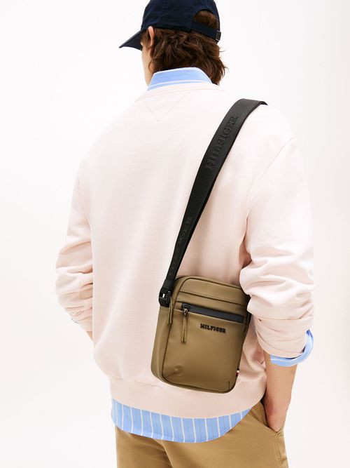 Bolso-reporter-con-logo-texturizado