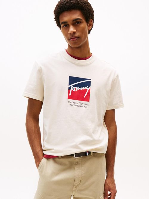 Camiseta-con-logo-distintivo