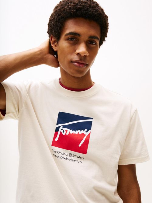 Camiseta-con-logo-distintivo