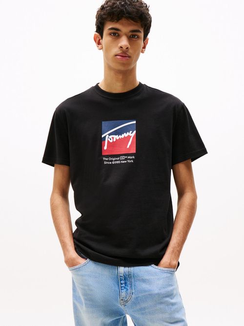 Camiseta-con-logo-distintivo