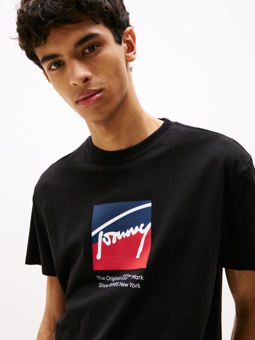 Camiseta-con-logo-distintivo