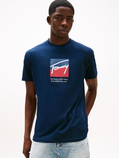 Camiseta-con-logo-distintivo