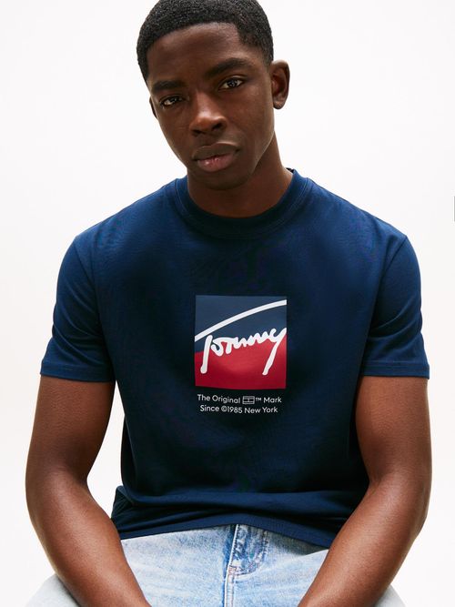 Camiseta-con-logo-distintivo