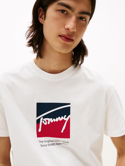 Camiseta-con-logo-distintivo