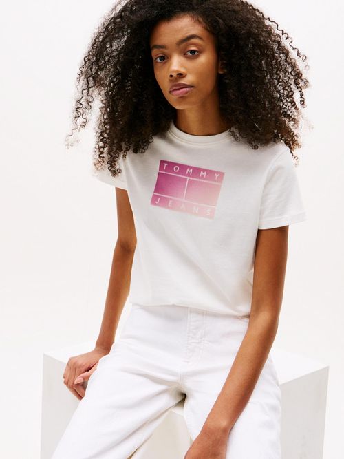 Camiseta-de-cuello-redondo-con-logo-degradado