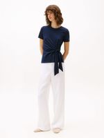 Camiseta-de-cuello-redondo-con-nudo