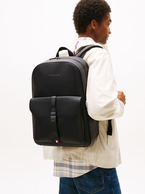 Mochila-con-logo-metalico